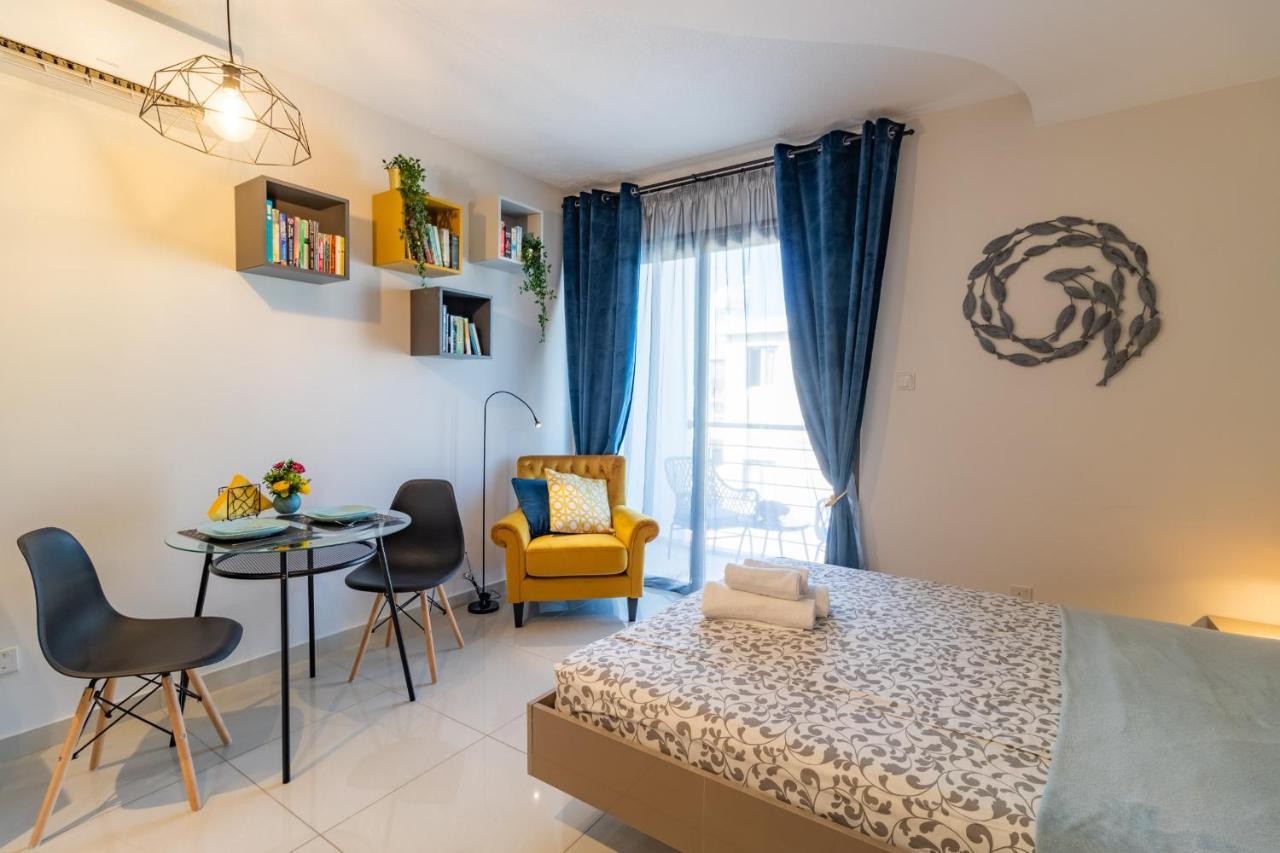 Light House - Seafront Cosy Studio With Library Paphos Exterior photo