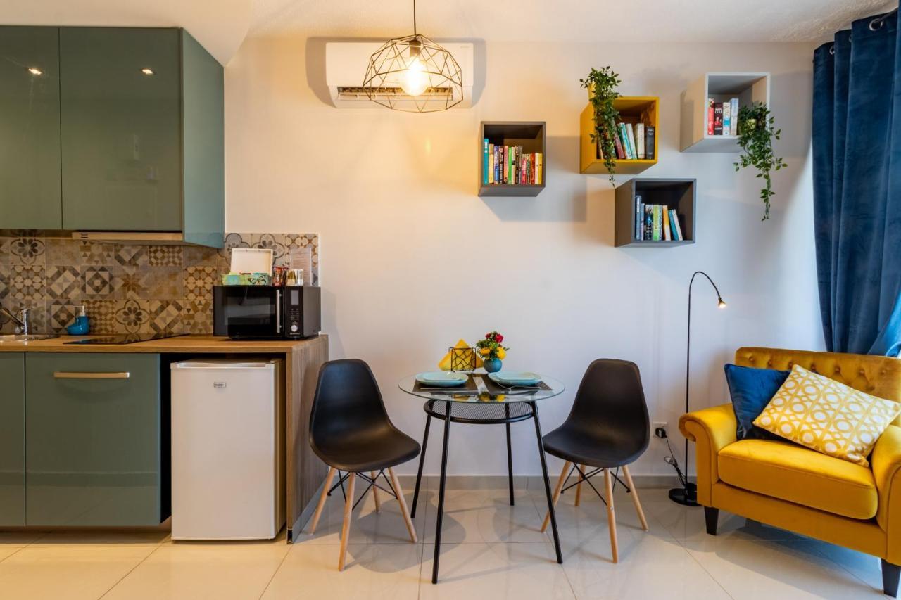 Light House - Seafront Cosy Studio With Library Paphos Exterior photo