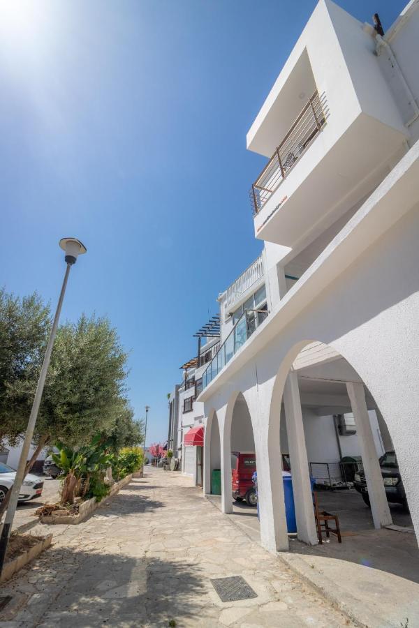 Light House - Seafront Cosy Studio With Library Paphos Exterior photo